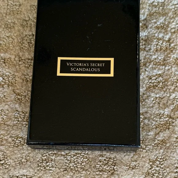 VS “Scandalous “ Lock and Key Chain Necklace, MINT Condition! - Picture 2 of 6